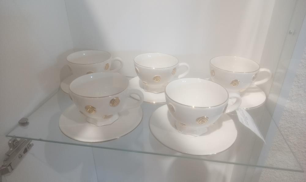 LOT DE 6 TASSES ET SOUS TASSE CERAMIQUE POINT DORE