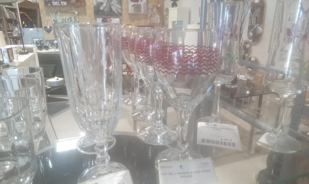 LOT DE 4 VERRES A PIED FRISE ROUGE