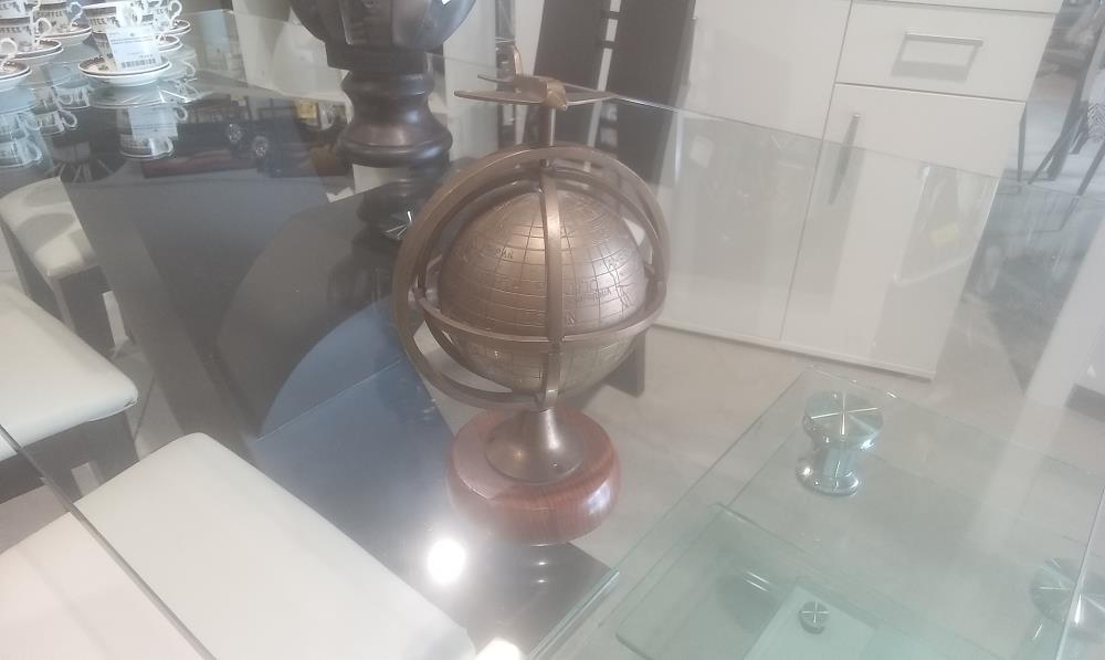 GLOBE TERRESTRE LAITON SUR SOCLE BOIS