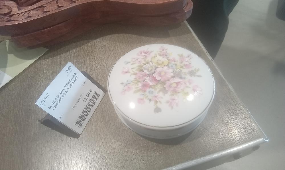 BOITE A BIJOUX PORCELAINE  LIMOGES DECOR BOUQUET