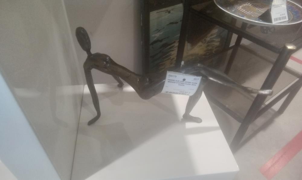 FEMME SUR UNE JAMBE ACIER BRONZE D'APRES KLEIN JEAN MARIE