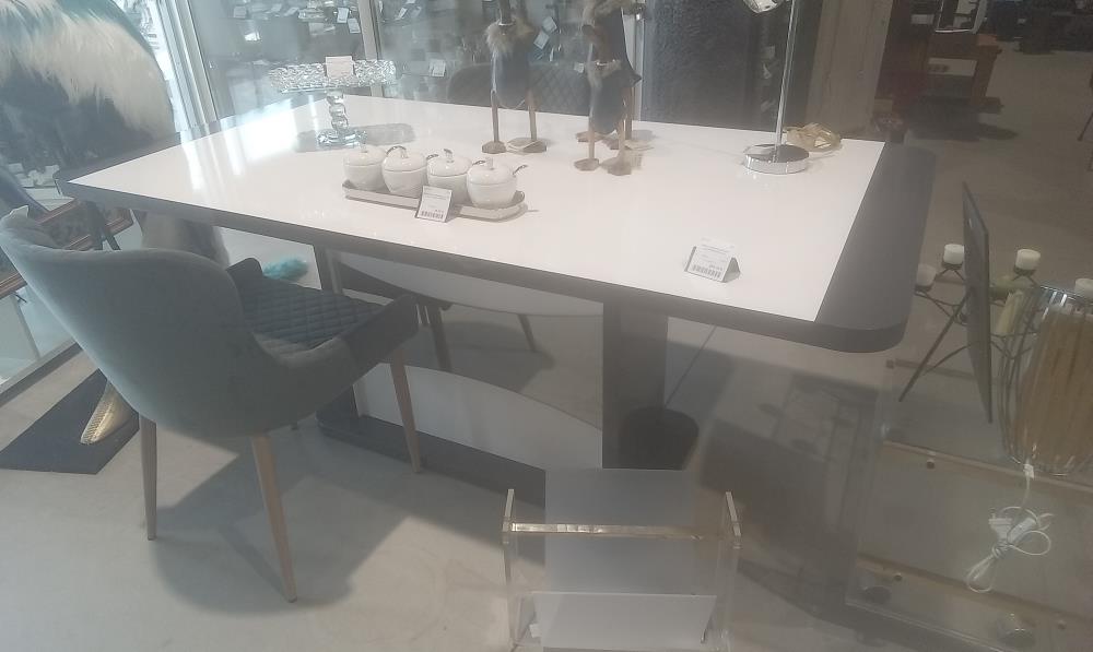 TABLE LAQUEE BLANCHE EN L'ETAT +1 ALLONGE DE 45 CM