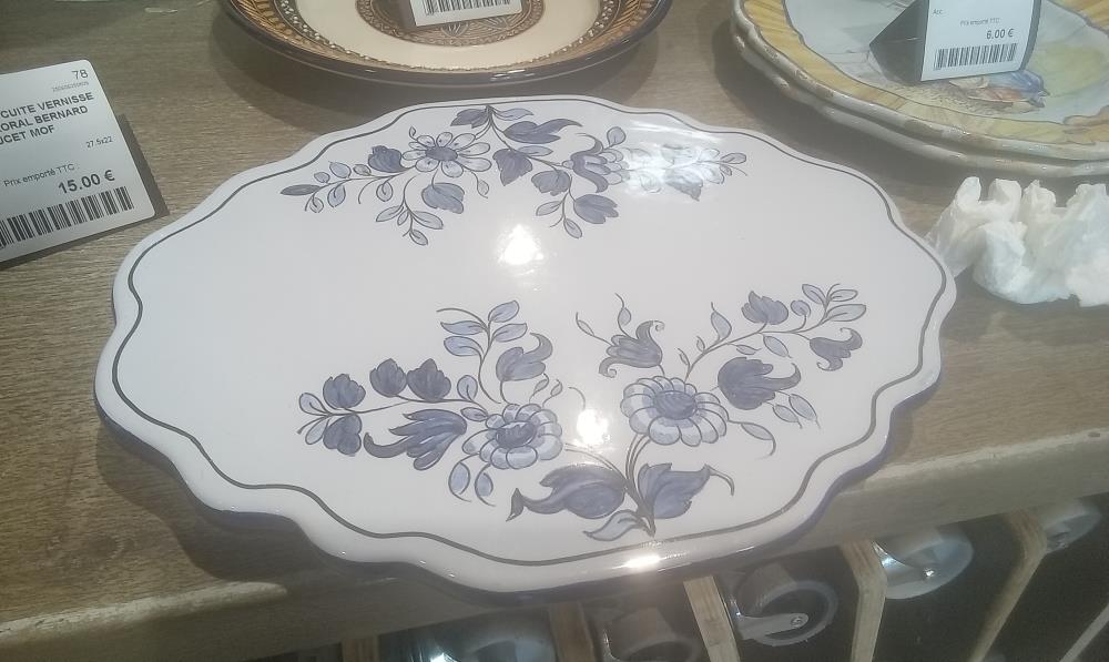 PLAT TERRE CUITE VERNISSE DECOR FLORAL BERNARD LUCET MOF