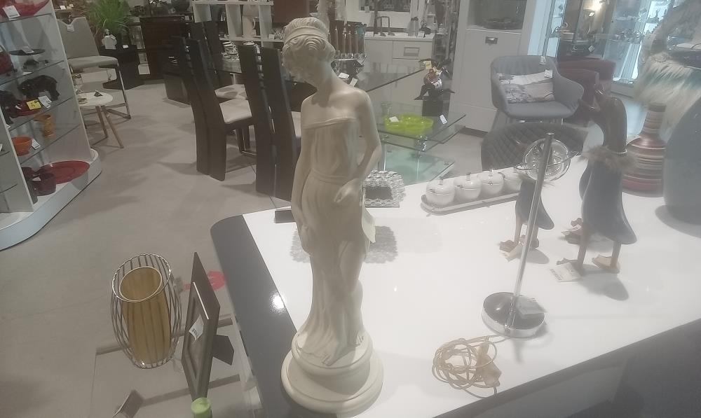ELEGANTE PLATRE AVEC ROBE