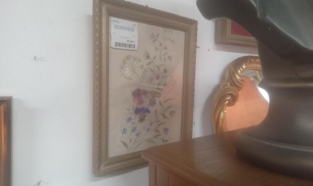 SOUS VERRE CADRE DORE BOUQUET PEINT SUR SOIE