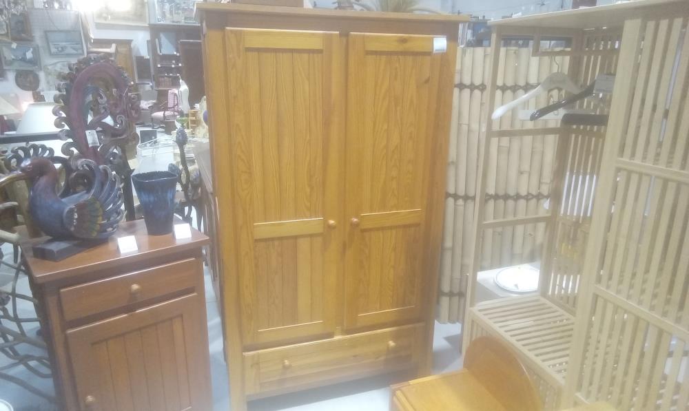 ARMOIRE PIN MASSIF 2 PORTES+1 TIROIR EN L'ETAT