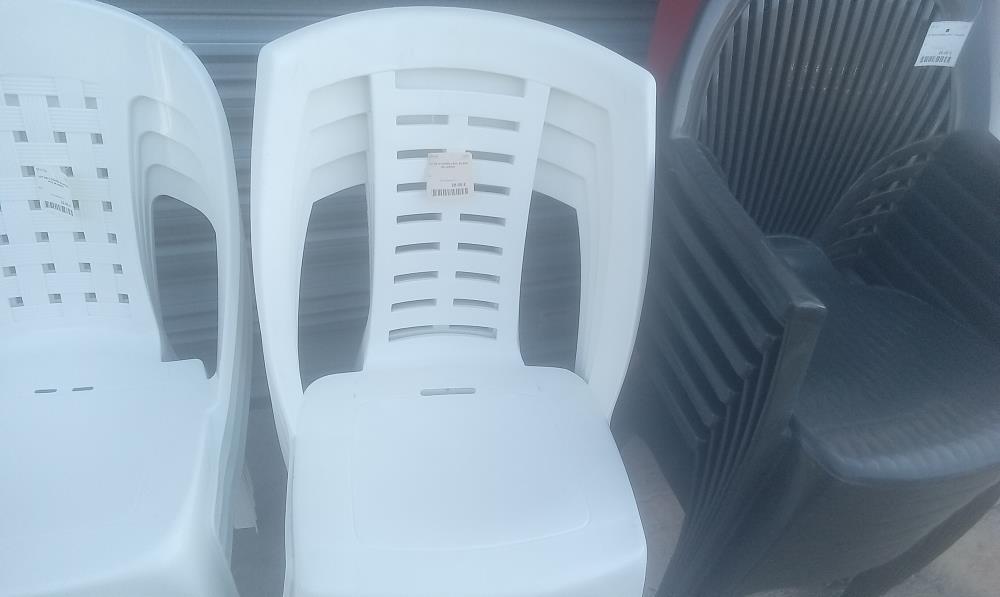 LOT DE 4 CHAISES PVC BLANC DE JARDIN