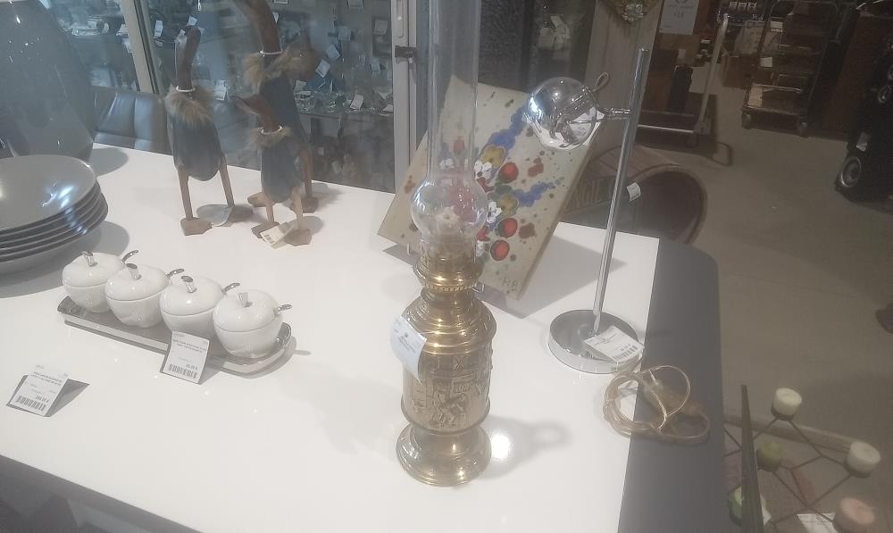 LAMPE A PETROLE LAITON SCENE BOULE