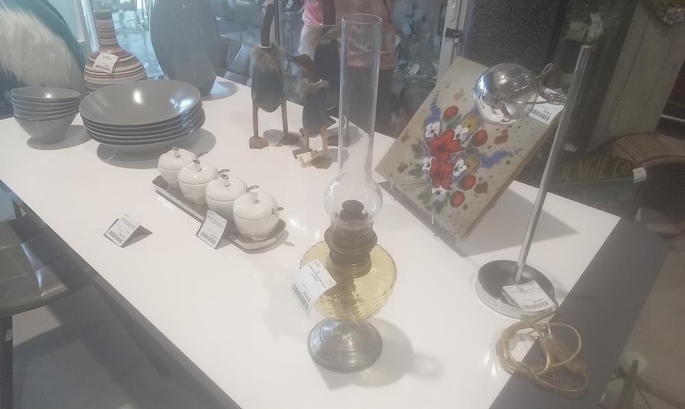 LAMPE A PETROLE PIED ETAIN ET VERRE