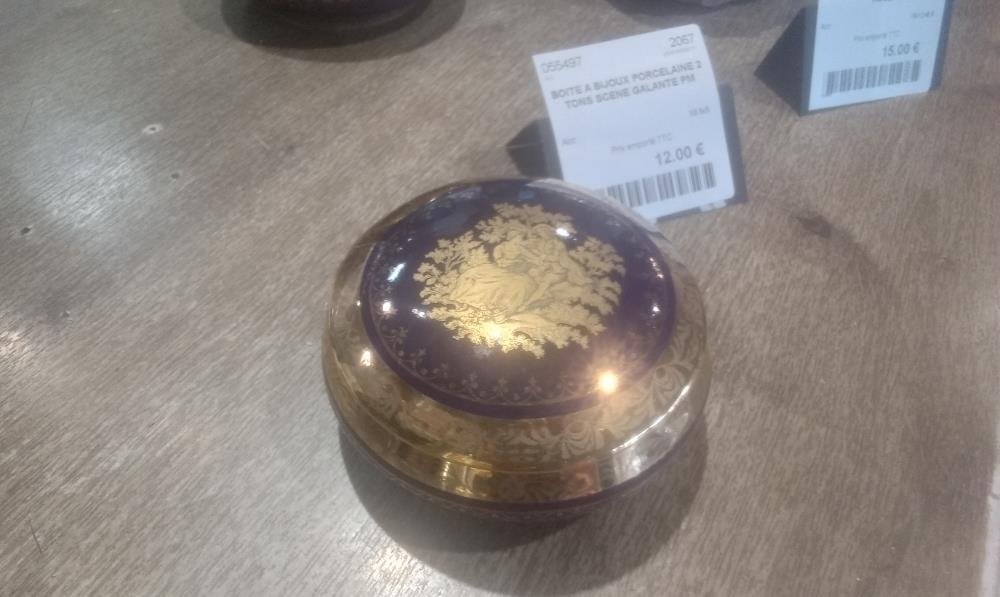 BOITE A BIJOUX PORCELAINE 2 TONS SCENE GALANTE PM