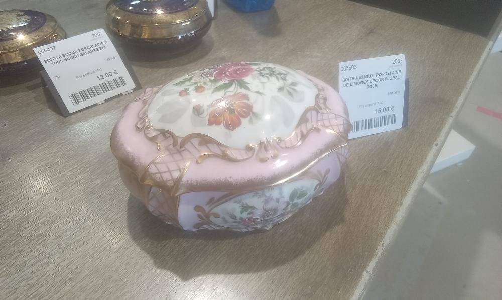 BOITE A BIJOUX  PORCELAINE DE LIMOGES DECOR FLORAL ROSE