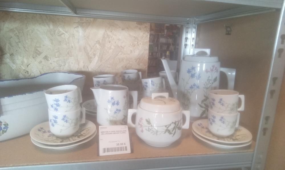 SERVICE A CAFE PORCELAINE DE LIMOGES DECOR FLORAL