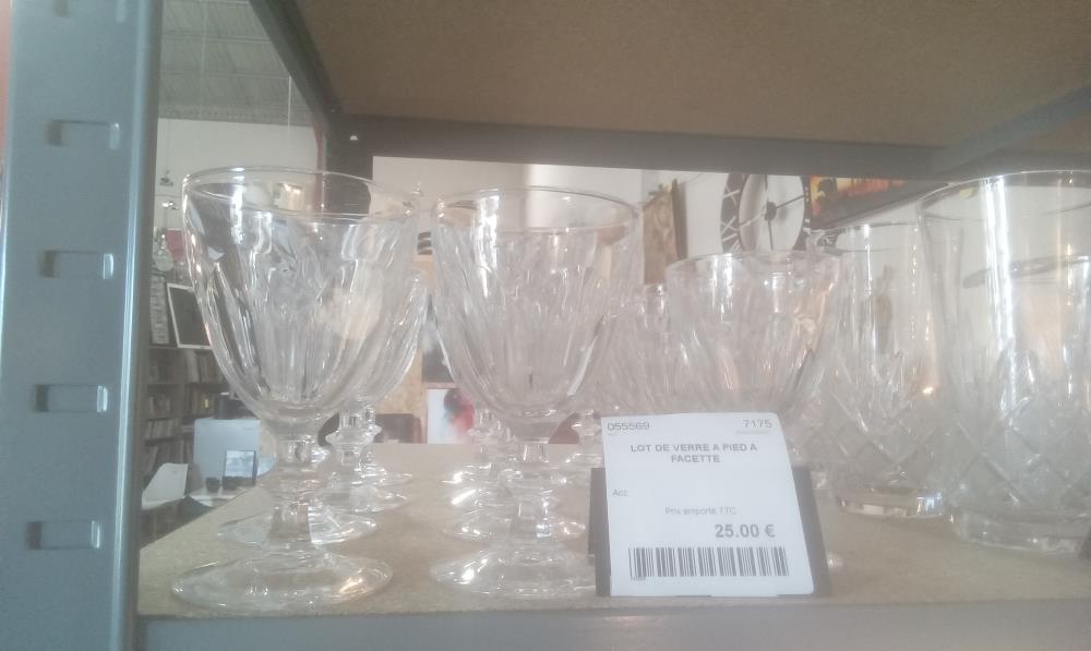 LOT DE VERRE A PIED A FACETTE