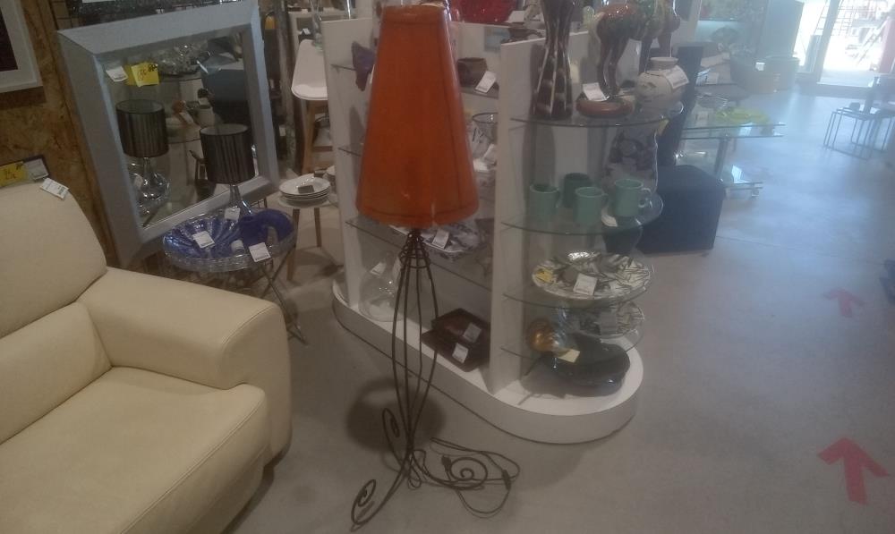 LAMPADAIRE PIED METAL ET GLOBE PVC ORANGE EN L'ETAT