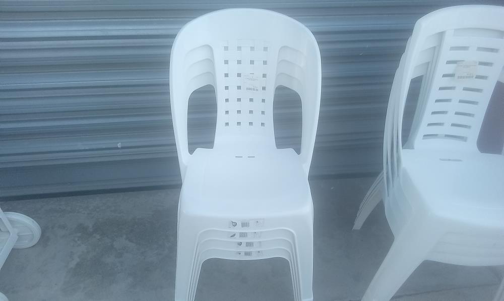 LOT DE 4 CHAISES BLANCHES PVC DE JARDIN