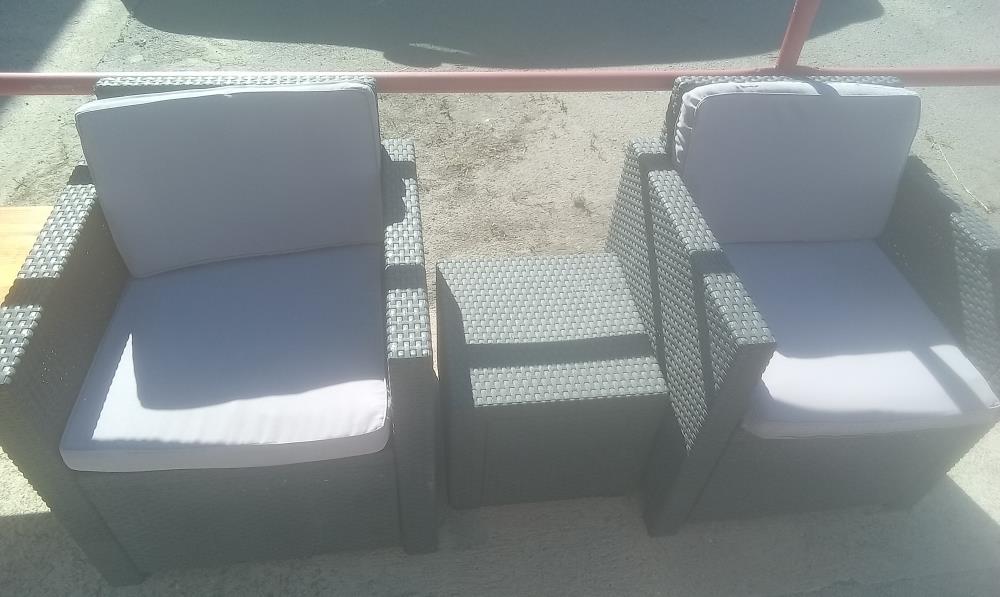 PAIRE DE FAUTEUILS TRESSES PVC+TABLE