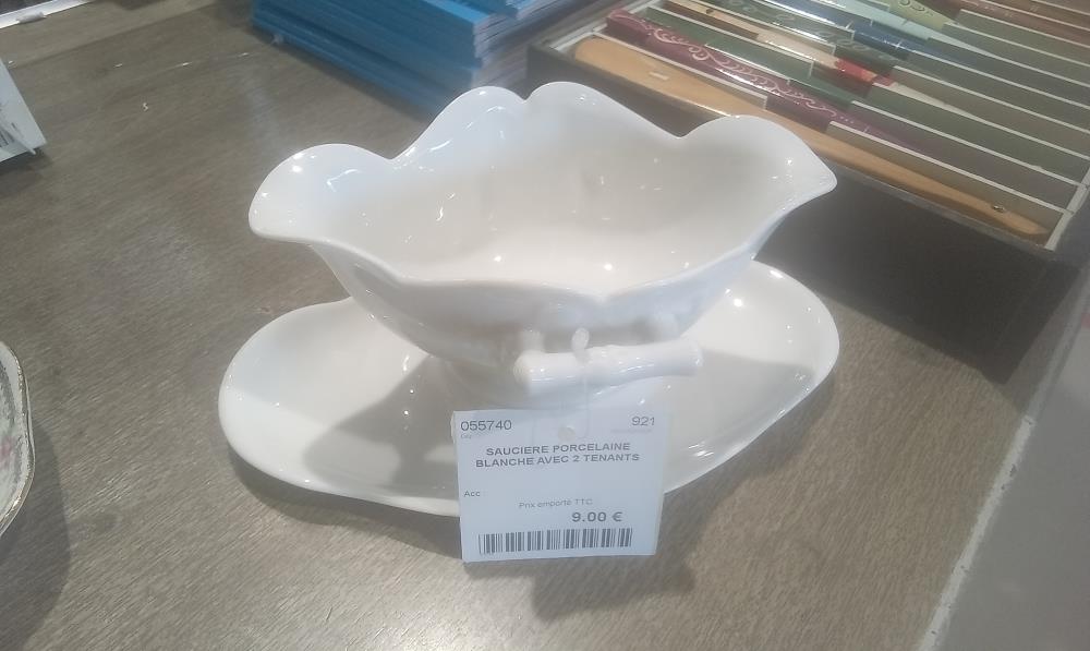 SAUCIERE PORCELAINE BLANCHE AVEC 2 TENANTS