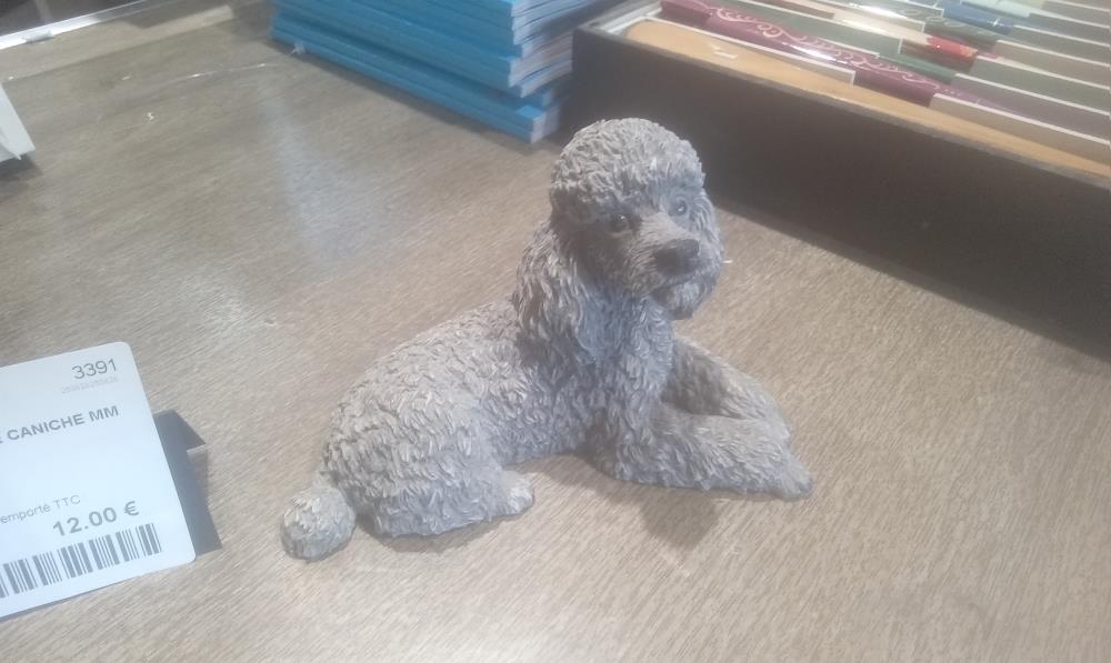 CHIEN RESINE CANICHE MM