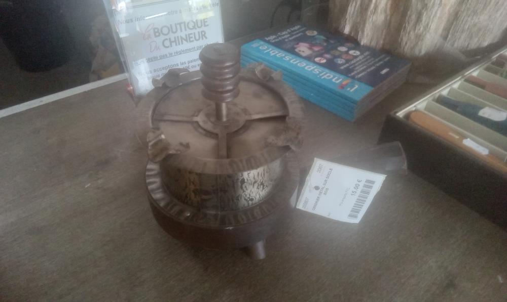 CENDRIER METAL SUR SOCLE BOIS