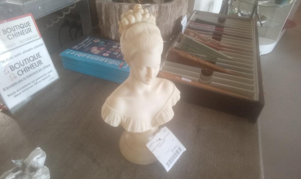 BUSTE RESINECELEGANTE SUR SOCLE ONYX