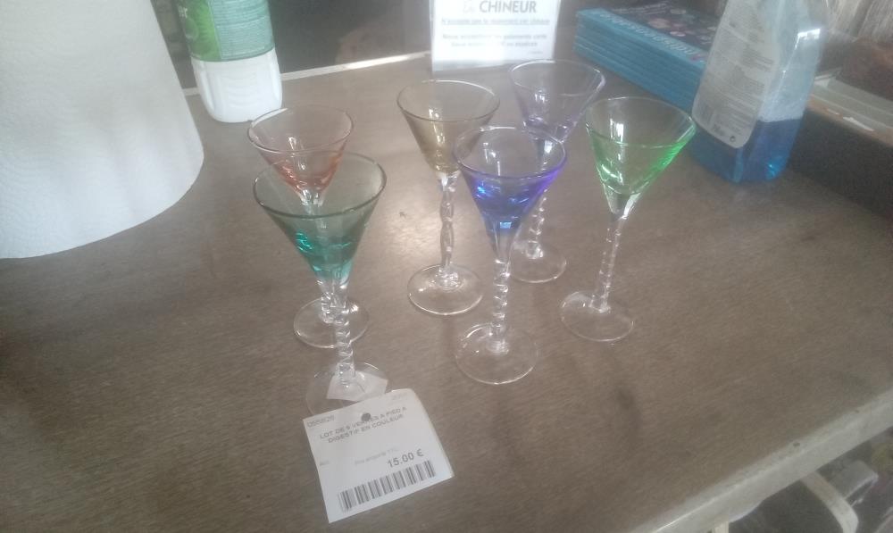 LOT DE 6 VERRES A PIED A DIGESTIF EN COULEUR