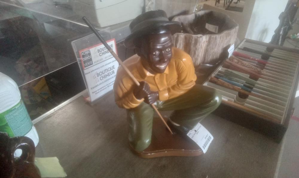 SUJET RESINE HOMME ET SON BATON