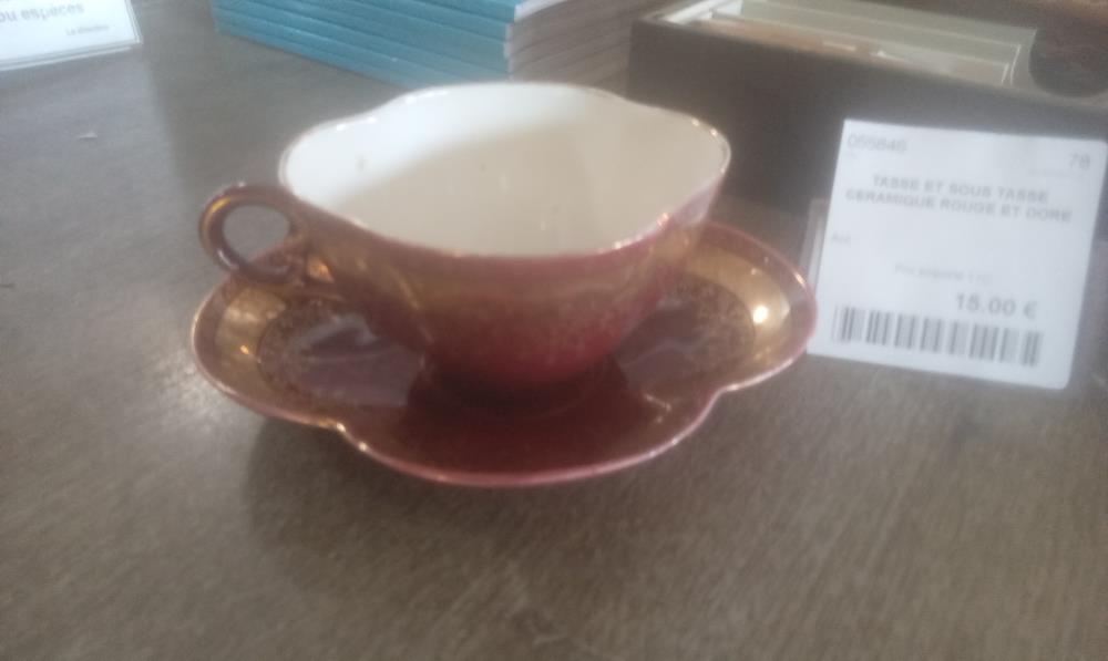 TASSE ET SOUS TASSE CERAMIQUE ROUGE ET DORE
