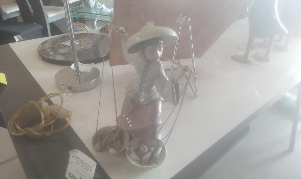 ELEGANTE ASIATIQUE AUX POISSONS  PORCELAINE DE LLADRO EN L'ETAT
