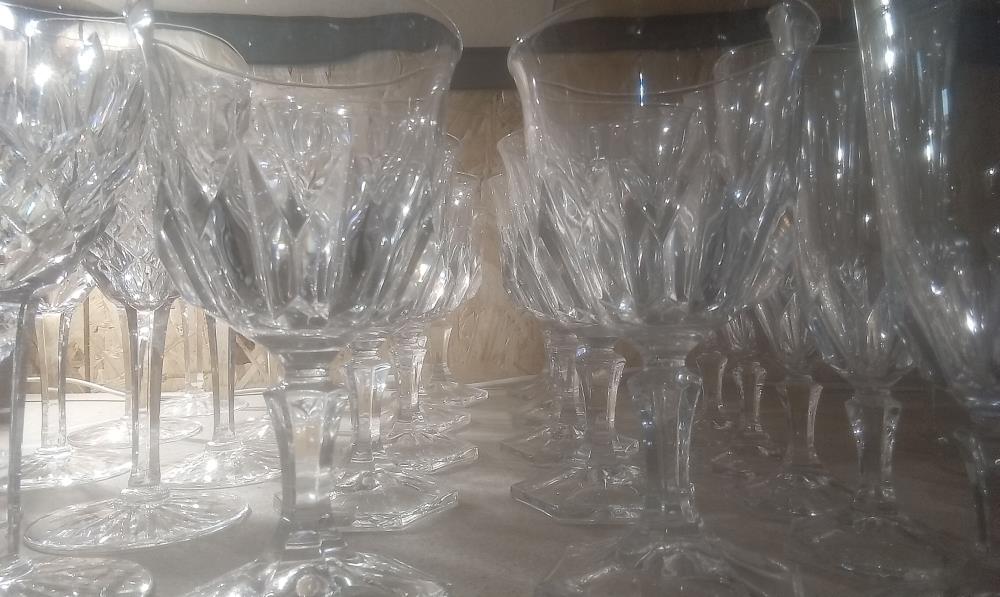 LOT DE 9 VERRES A PIED CRISTAL D'ARQUES A EAU