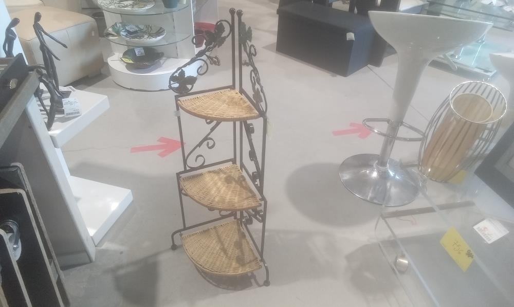 ETAGERE D'ANGLE METAL ET OSIER TRESSE