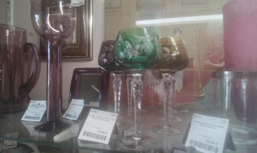 LOT DE 7 VERRES A PIED  A EAU CRISTAL ET COULEUR