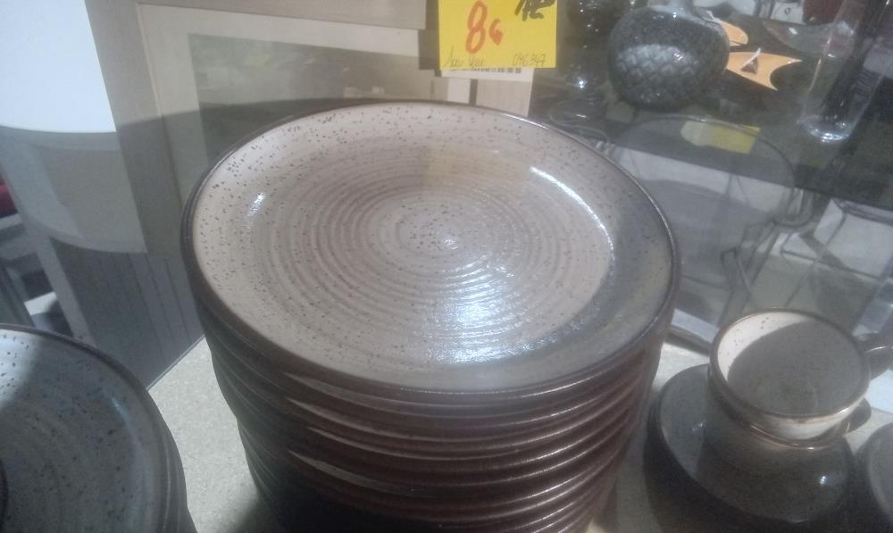 SERVICE DE VAISSELLE GRES BEIGE ET MARRON