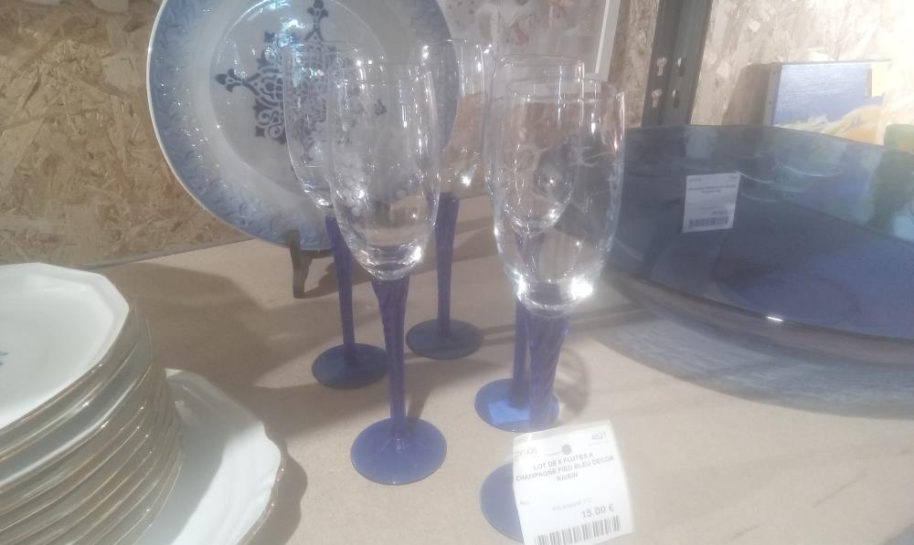 LOT DE 5 FLUTES A CHAMPAGNE PIED BLEU DECOR RAISIN