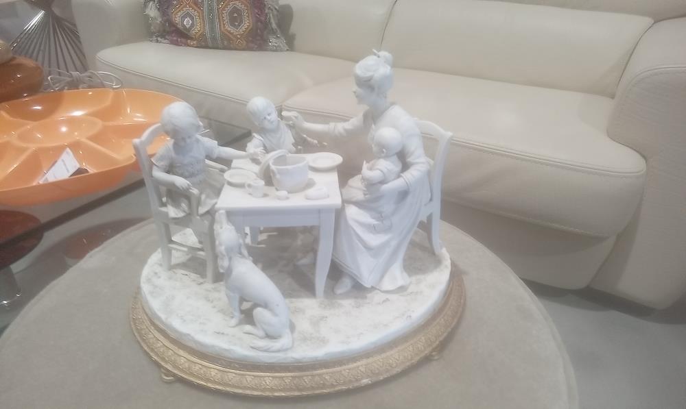 GROUPE EN BISCUIT SCENE FAMILIALE SOCLE LAITON