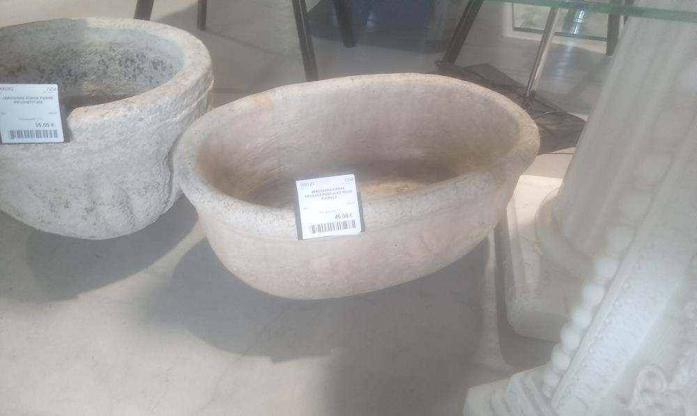 JARDINIERE PIERRE RECONSTITUEE AVEC FRISE FLORALE