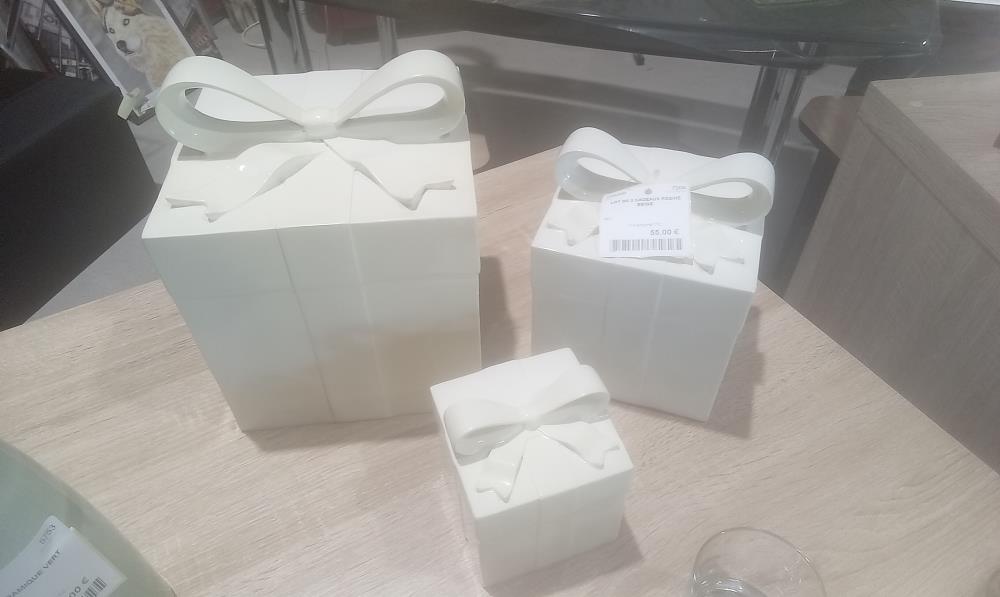 LOT DE 3 CADEAUX RESINE BEIGE