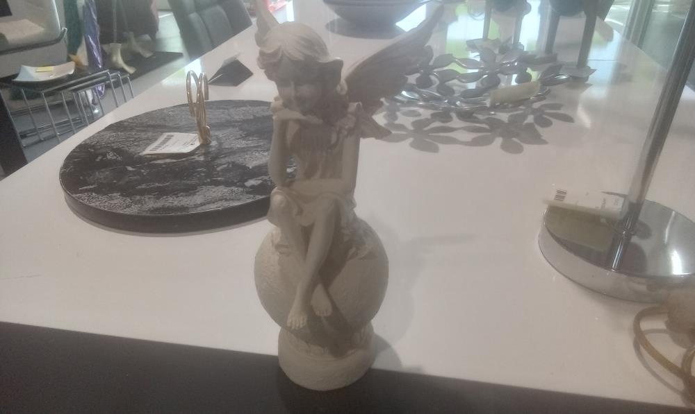 ELEGANTE SUR SOCLE RESINE