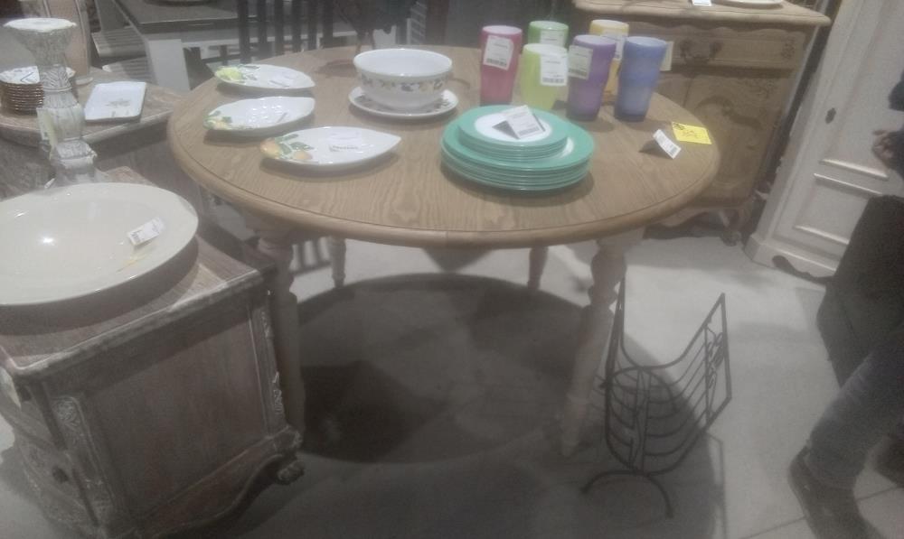 TABLE RONDE PLATEAU CHATAIGNIER+1ALLONGE INTERIEURE DE 50 CM