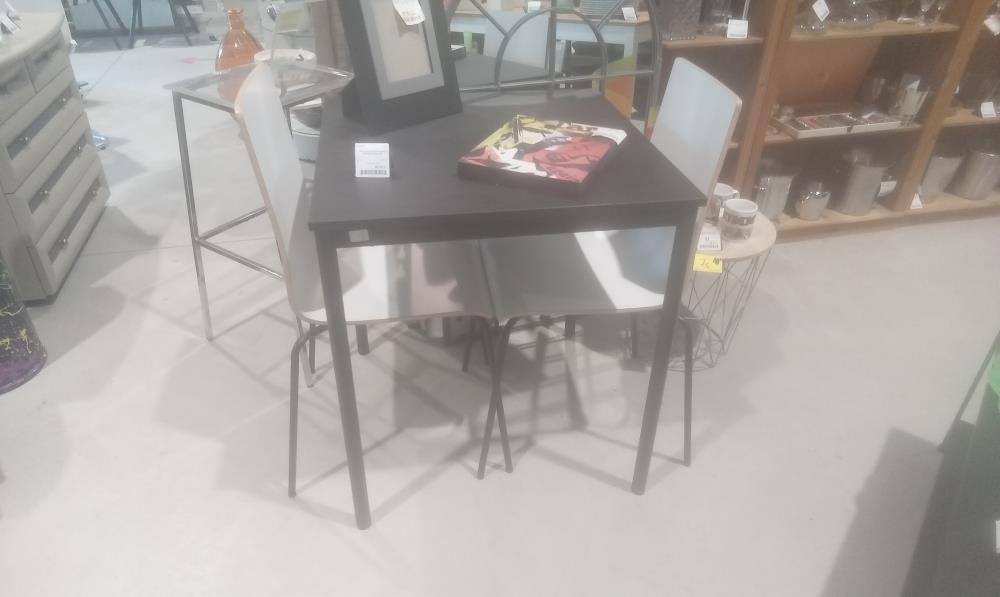 TABLE MELAMINEE NOIRE+2 CHAISES BLANCHES