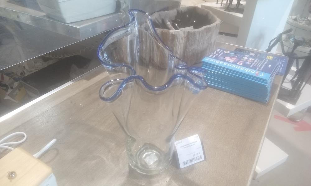 VASE VERRE FESTONNE BORDURE BLEU