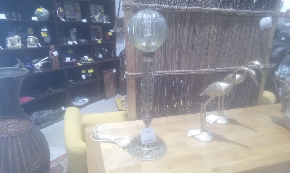 LAMPE PIED METAL AJOUREE ET GLOBE VERRE