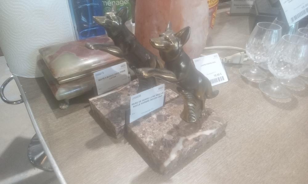 PAIRE DE SERRE LIVRE REGULE SOCLE MARBRE DECOR LOUP