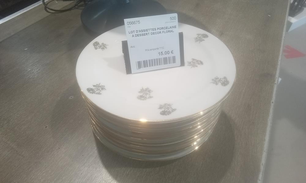 LOT D'ASSIETTES PORCELAINE A DESSERT DECOR FLORAL