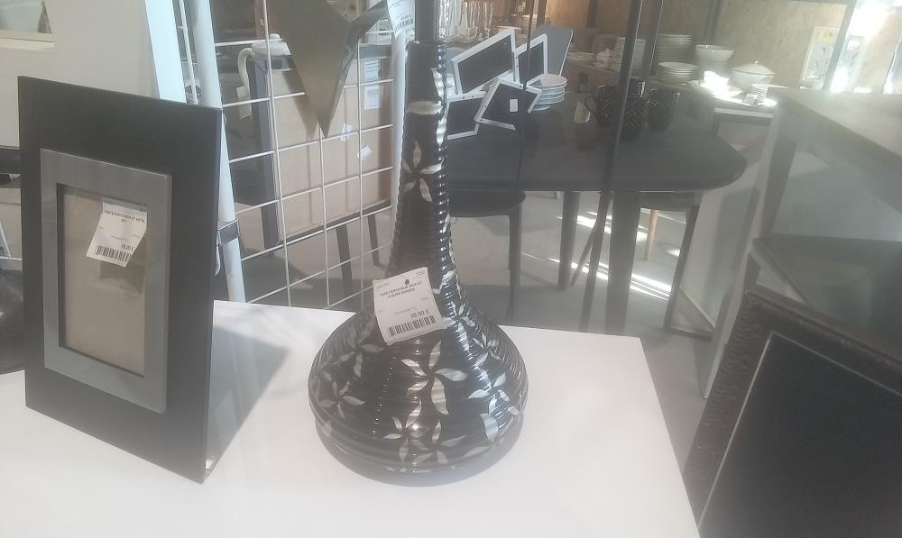 VASE CERAMIQUE NOIR ET FLEURS DOREES