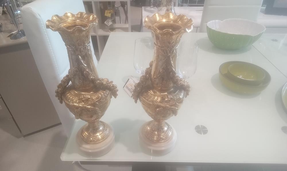PAIRE DE VASE METAL DORE SUR SOCLE MARBRE