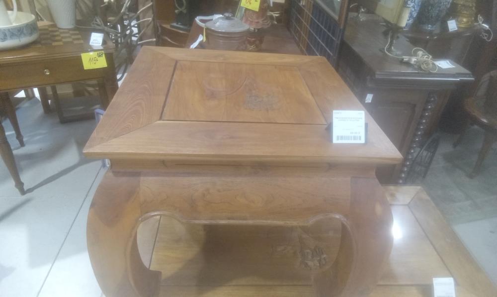 TABLE BASSE BOIS EXOTIQUE CARREE ET SCULPTEE