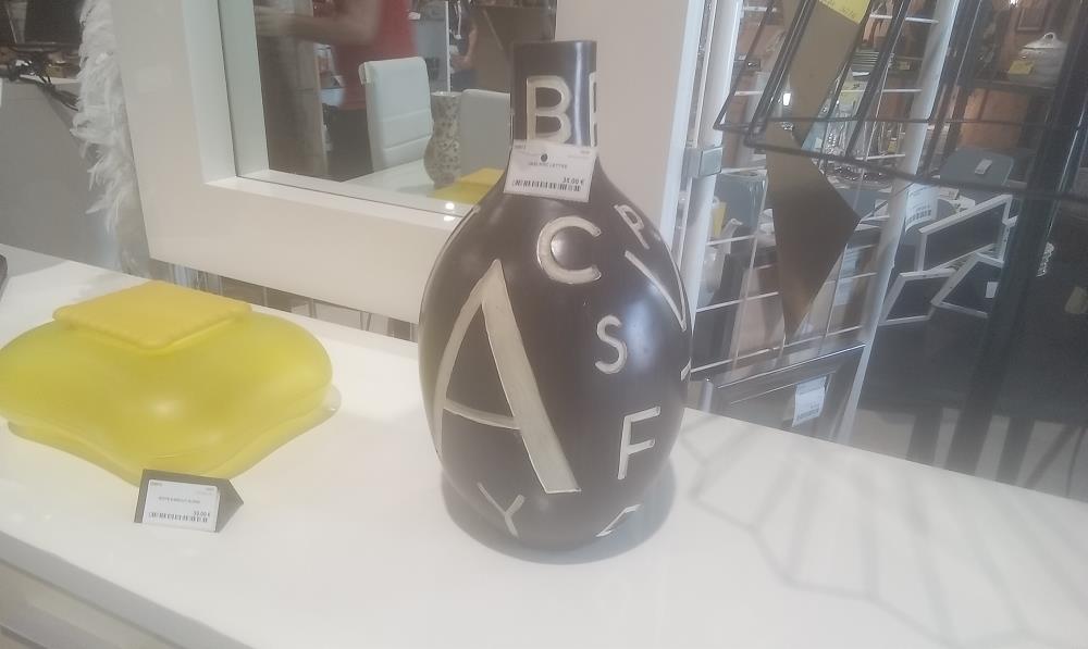 VASE AVEC LETTRE
