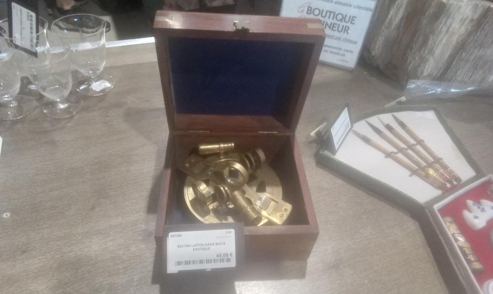 SEXTAN LAITON DANS BOITE EXOTIQUE