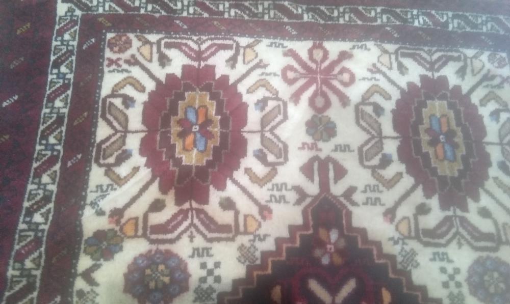 TAPIS LAINE ROUGE A FRANGE FAIT MAIN EN L'ETAT