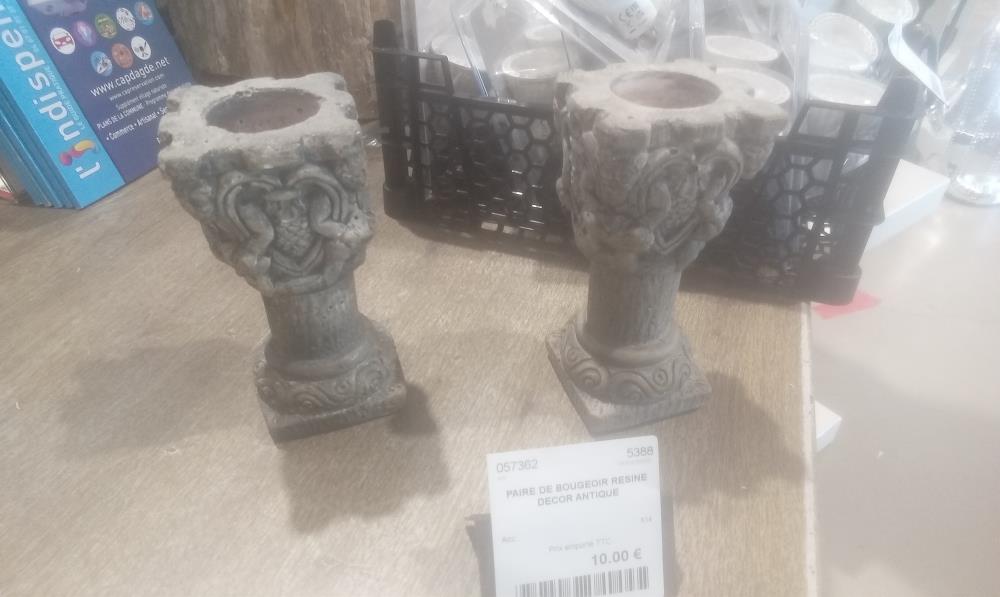 PAIRE DE BOUGEOIR RESINE DECOR ANTIQUE